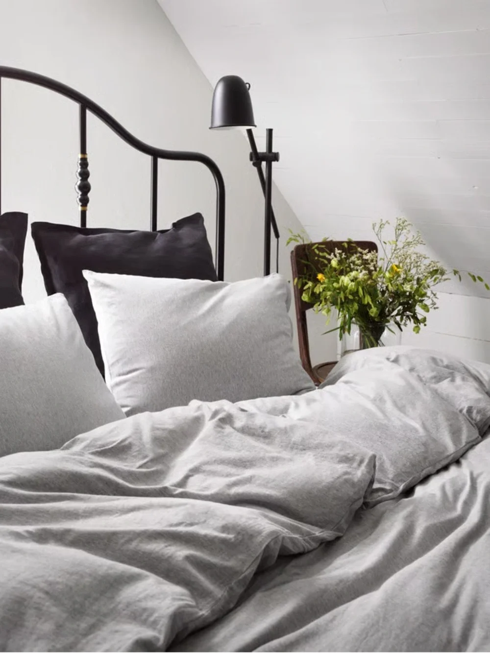 2 sets of queen bedding (duvet cover, fitted sheets, pillowcases)
